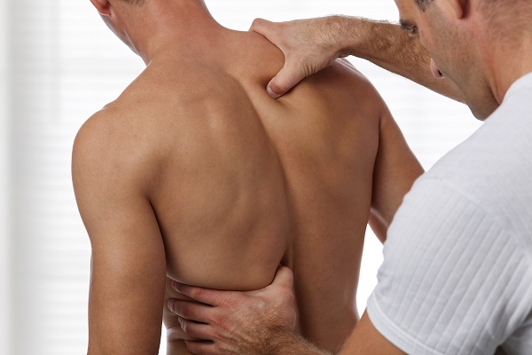 Physiotherapie Behandlung bei Mann